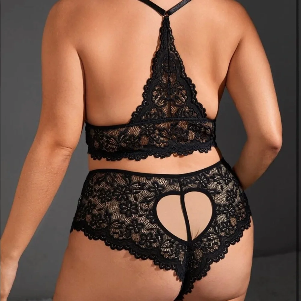 Black lingerie set - Picture 2 of 3